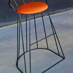 Crne šank stolice sa narandžastim sedištem